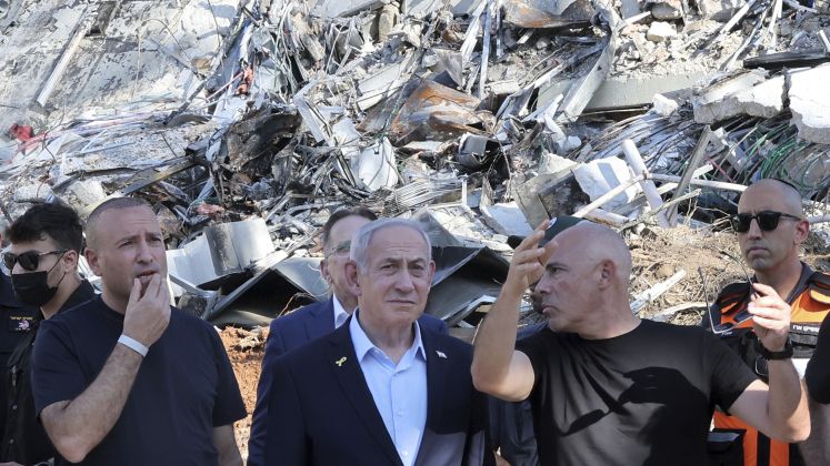 Israels Ministerpräsident Benjamin Netanjahu vor dem zerstörten Gebäude des Weizmann-Instituts in Rehovot