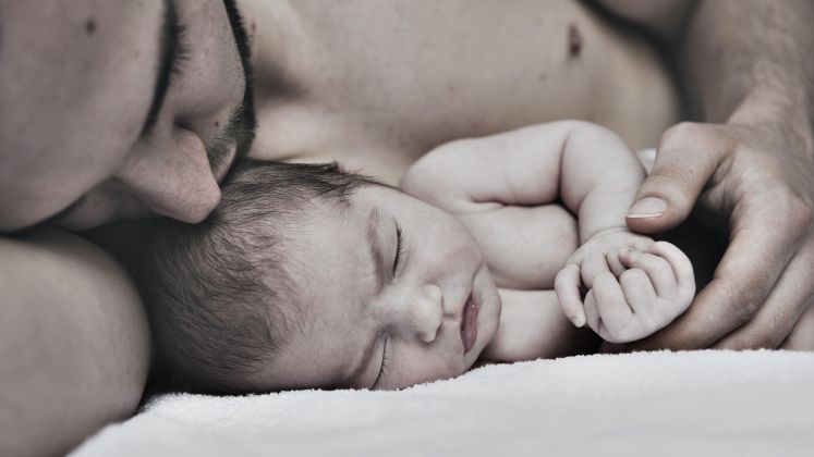 Vater mit Baby