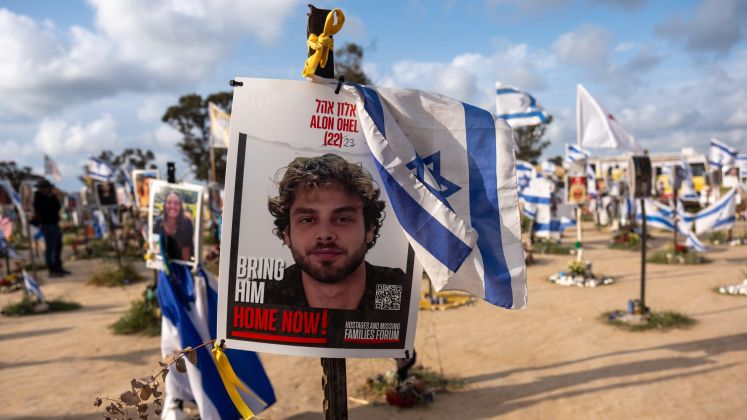 Plakat mit Alon Ohel, der von der Hamas verschleppt wurde