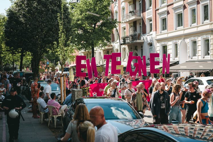 Demonstranten in Berlin halten Schilder mit einzelnen Buchstaben hoch, die das Wort "Enteignen" ergeben