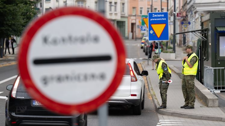 Polnische Grenzschützer hinter der Stadtbrücke von Görlitz