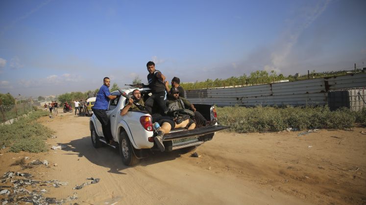 Hamas-Terroristen mit Entführungsopfern am 7. Oktober 2023