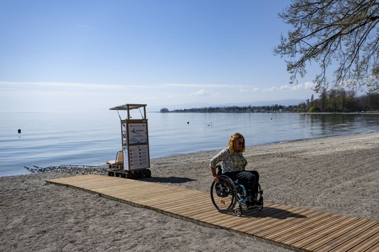 Rollstuhlfahrerin am Wasser