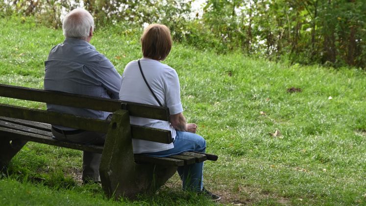 Rentnerpaar auf Parkbank