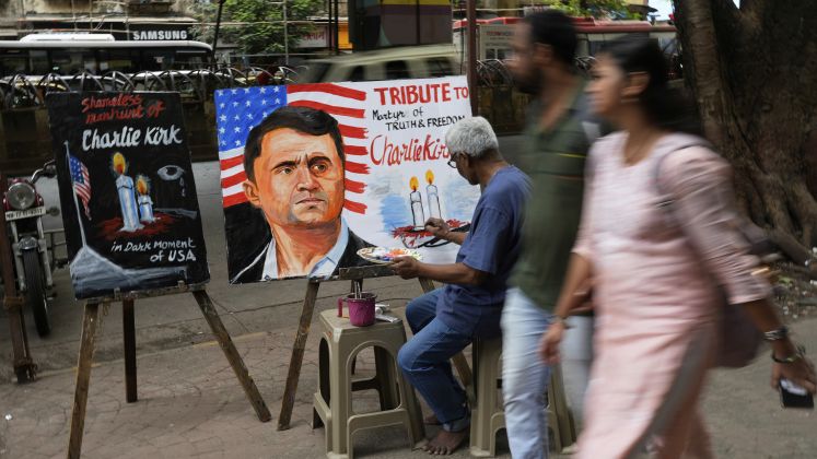 Mann malt Bild zum Gedenken an Charlie Kirk