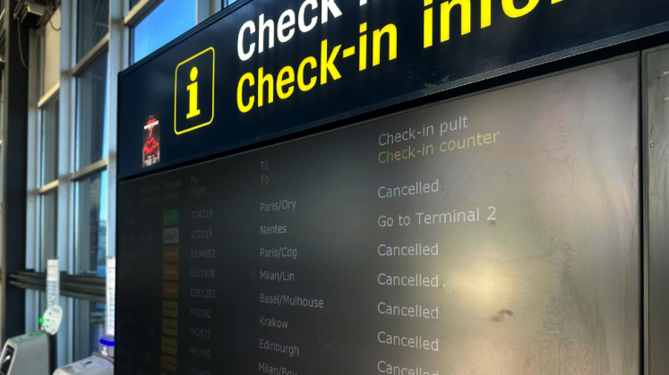 Gestrichene Flüge sind auf einer Anzeigetafel am Flughafen in Kopenhagen aufgelistet