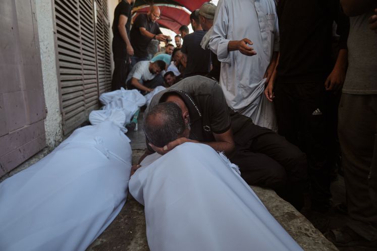 Trauernde nehmen an der Beerdigung von Palästinensern teil, die bei einem Angriff der israelischen Armee getötet wurden