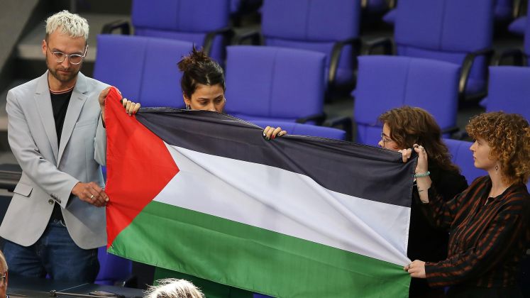 Linken-Abgeordnete mit Palästinenser-Flagge im Bundestag