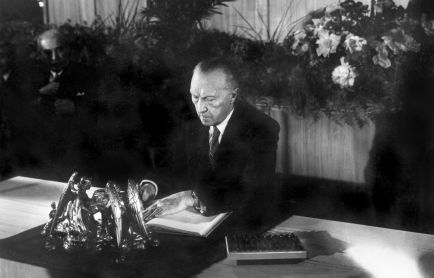 Bundeskanzler Konrad Adenauer bei der Unterzeichnung des Grundgesetzes am 23. Mai 1949