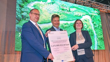 ArcelorMittal-CEO Thomas Bünger, Wirtschaftsminister Robert Habeck und die Bremer Senatorin für Wirtschaft, Kristina Vogt (Die Linke), im Mai 2024