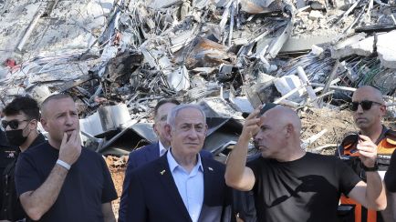 Israels Ministerpräsident Benjamin Netanjahu vor dem zerstörten Gebäude des Weizmann-Instituts in Rehovot