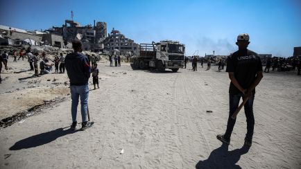 Clan-Mitglieder bewachen im Gazastreifen einen Lastwagen mit Hilfsgütern