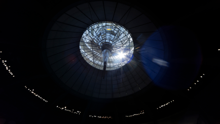 Die Sonne reflektiert sich in der Kuppel auf dem Reichstagsgebäude