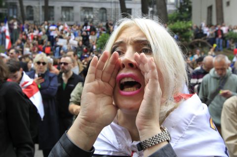 Eine Demonstrantin ruft während eines Protestes der Opposition gegen das Gesetz über ausländische Einflussnahme vor dem Parlamentsgebäude.