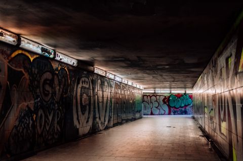 Dunkler U-Bahn-Tunnel