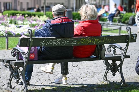 Älteres Ehepaar auf einer Bank