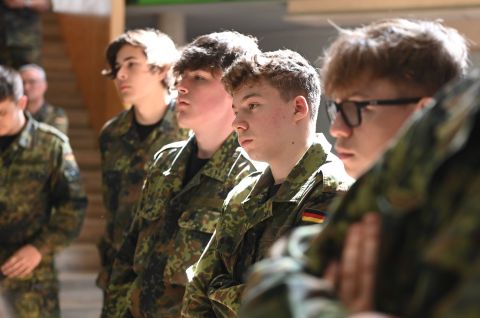 Jugendliche bei Schnuppertag der Bundeswehr