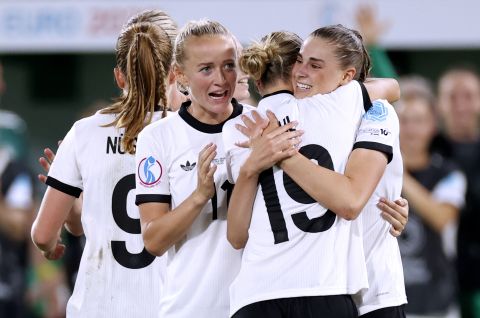 Jule Brand jubelt nach ihrem 1:0-Tor 