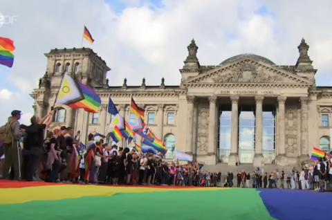 Queere Aktivisten demonstrieren vor dem Deutschen Bundestag