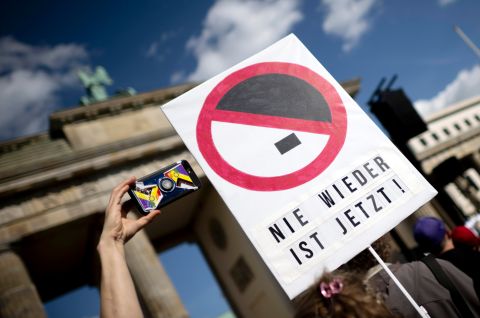 Das Büdnis „Gemeinsam gegen Rechts“ demonstriert vor dem Brandenburger Tor in Berlin