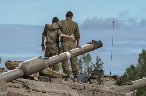 Israelische Soldaten auf einem Merkava-Panzer