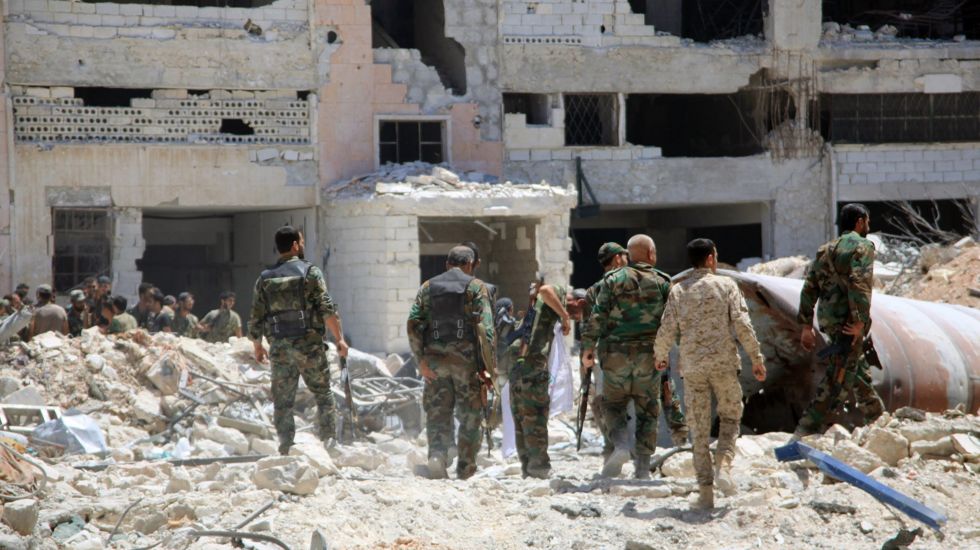 Soldaten der syrischen Armee patrouillieren am 28.07.2016 einen nördlichen Stadtteil von Aleppo