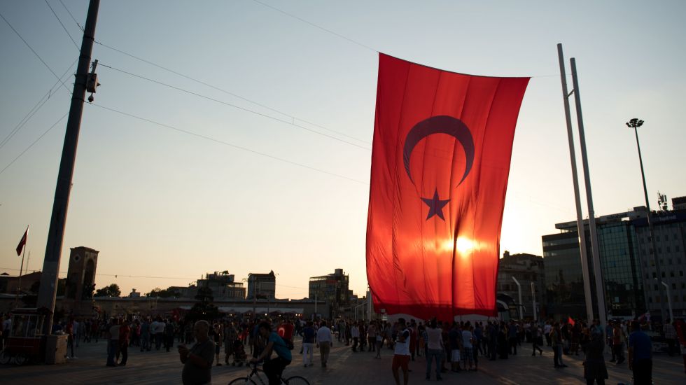 Türkische Flagge auf dem Taksim-Platz in Istanbul nach dem Militärputsch in der Türkei