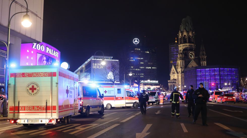 Polizisten und Rettungskräfte stehen am 19.12.2016 vor der Gedächtniskirche in Berlin