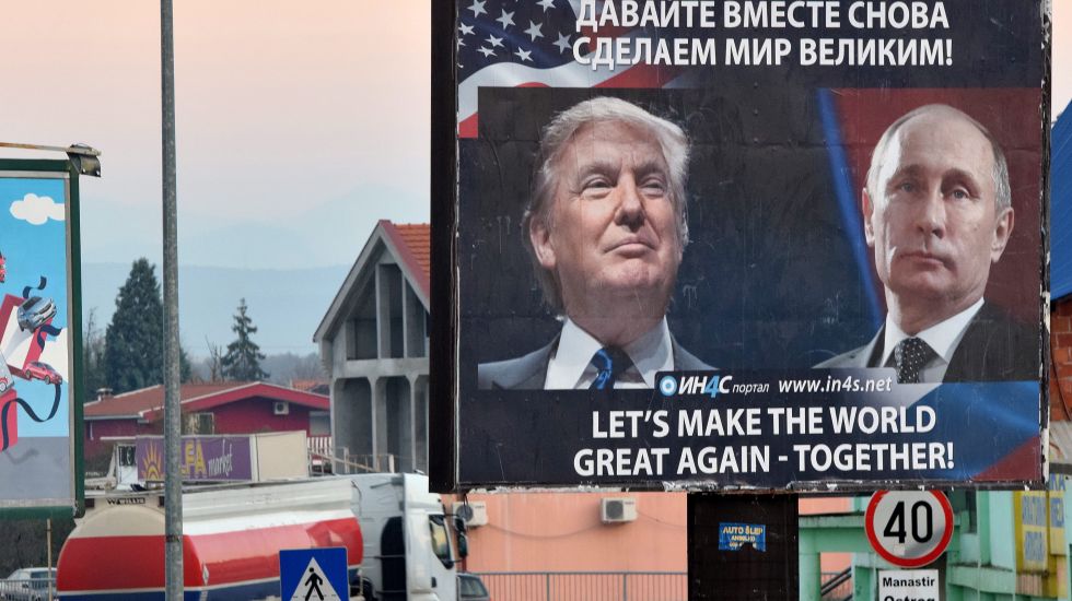 Eine pro-serbische Kampagne zeigt ein Bild von Donald Trump und Wladimir Putin zusammen mit dem Slogan "Let's make the world great again - together"