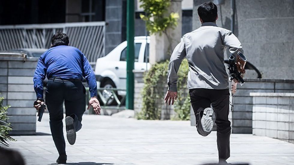 Bewaffnete Männer laufen am 07.06.2017 zum Parlament in Teheran (Iran). Bewaffnete Männer haben das Mausoleum des verstorbenen Revolutionsführers Ayatollah Ruhollah Khomeni sowie das Parlament gestürmt. 