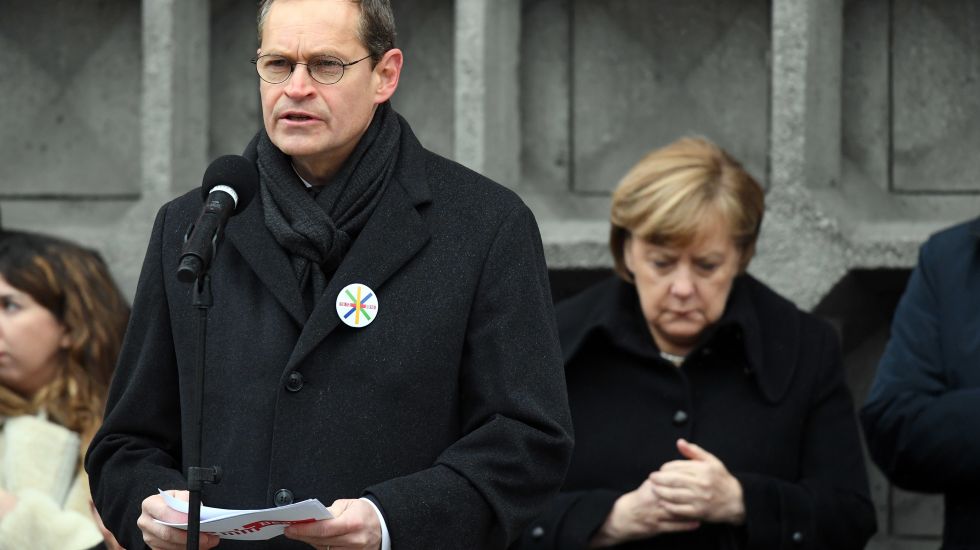 Berlins Regierender Bürgermeister Michael Müller und Bundeskanzlerin Angela Merkel bei der Gedenkveranstaltung am Breitscheidplatz