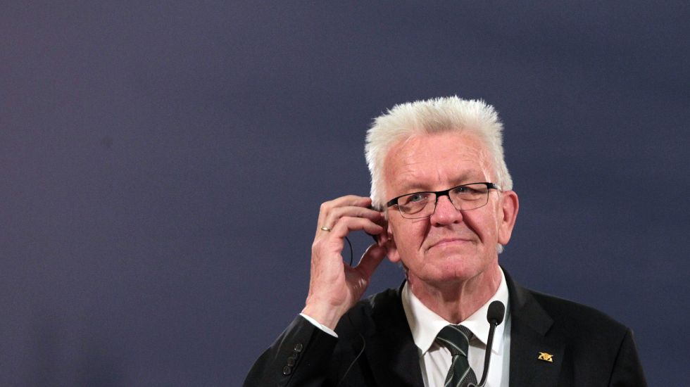 Winfried Kretschmann (Bündnis 90/Die Grünen, Ministerpräsident von Baden-Württemberg, spricht bei einer Pressekonferenz mit dem Staatspräsident von Serbien Vucic