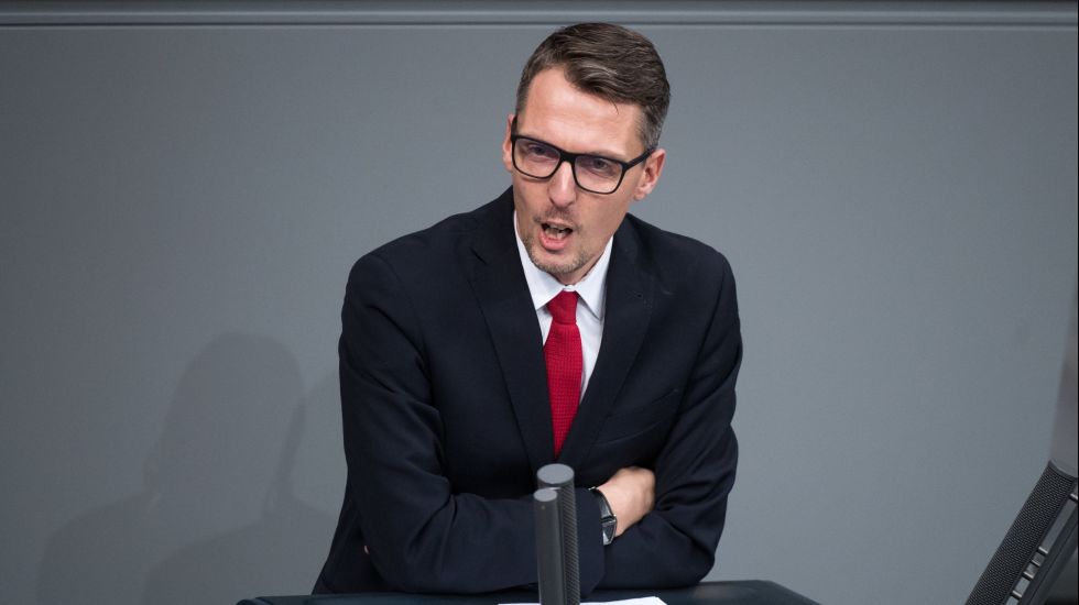 Lars Castellucci (SPD) spricht am bei der Debatte über den Schutz und die Aussetzung von Abschiebungen von Flüchtlingen aus Afghanistan im Deutschen Bundestag in Berlin