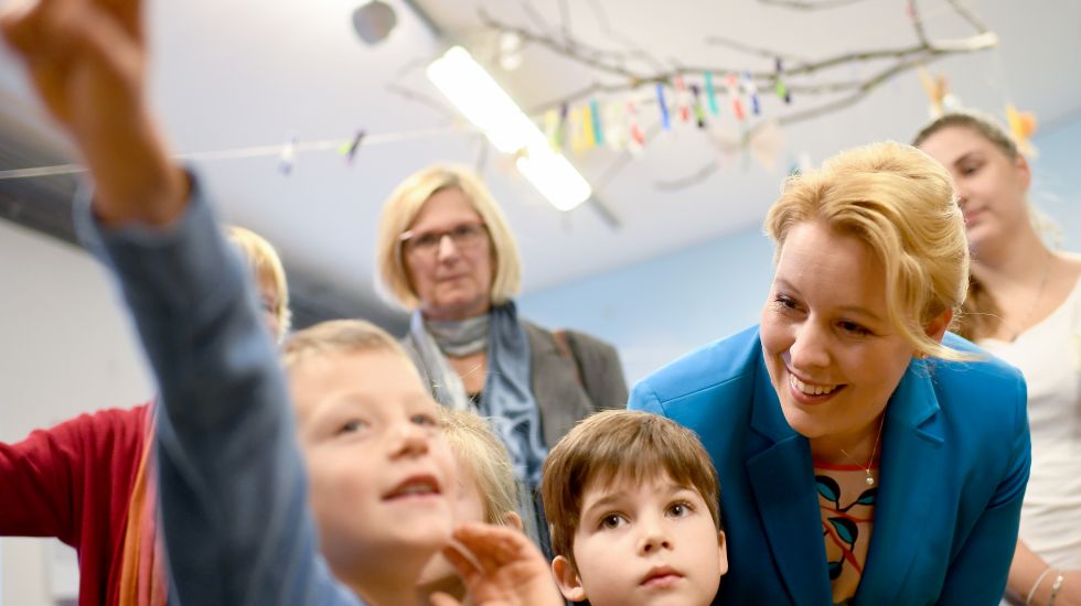 Bundesfamilienministerin Franziska Giffey (SPD) besucht die Kindertagesstätte Blohmstraße. Die Ministerin informierte sich über die Entwicklung der Kita in der Kooperation mit dem Unternehmens Netzwerk im nahe gelegenen Industriegebiet.