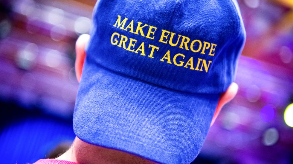 06.03.2019, Bayern, Dingolfing: Ein Mann trägt beim Politischen Aschermittwoch der FDP eine Baseballcap mit der Aufschrift "Make Europe Great Again"