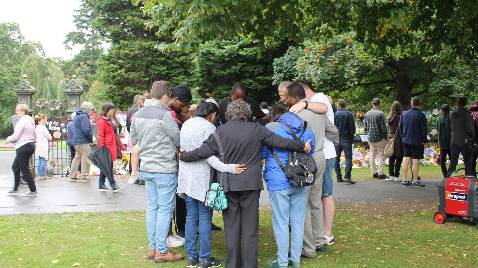 Trauernde Menschen legen Blumen an einen Zaun in den Botanischen Gärten. Bei einem Anschlag auf zwei Moscheen in Christchurch am 15.03.2019 sind mindestens 50 Menschen getötet worden.