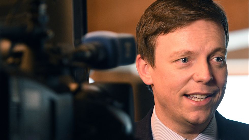 Tobias Hans (l, CDU) Ministerpräsident des Saarlands, beantwortet bei der Pressekonferenz beim Gipfeltreffen der Regierungschefs der Großregion im Focus einer Fernsehkamera die Journalistenfragen. 