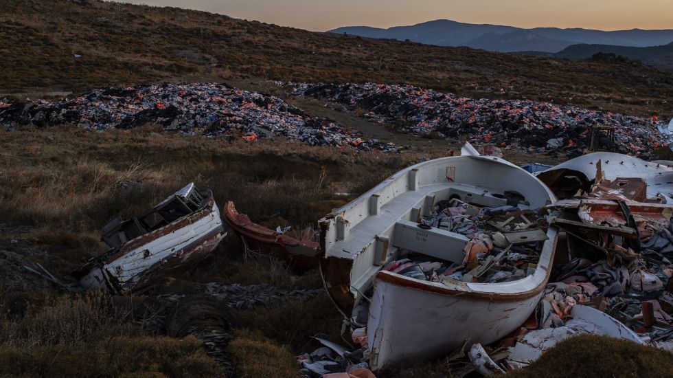 Zahlreiche Rettungswesten, die von Migranten und Flüchtlingen zurückgelassen wurden, liegen neben einigen zerbrochenen Booten auf einer Müllhalde in der Nähe der Stadt Mithymna auf der Insel Lesbos.