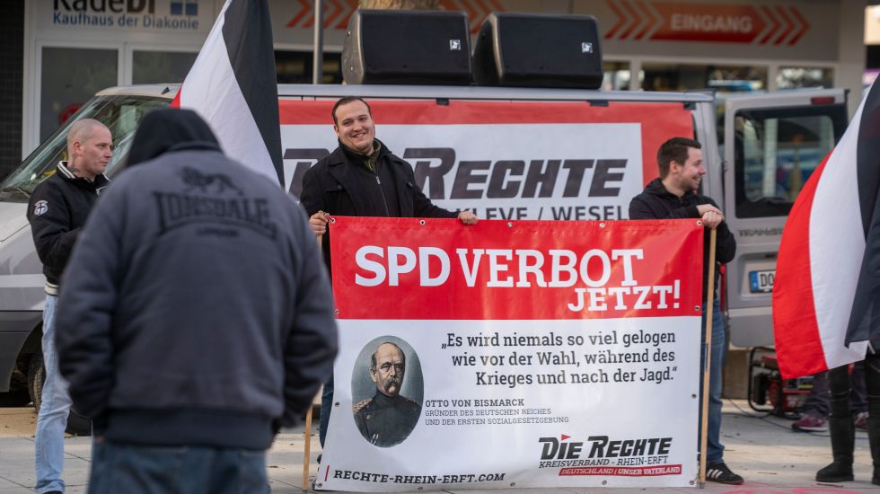 11.01.2020, Nordrhein-Westfalen, Kamp-Lintfort: Etwa 20 Demonstranten der Partei Die Rechte protestieren gegen die Beantragung des Waffenscheins von Bürgermeister Landscheidt und fordern ein Verbot der SPD. Mehrere Hundert Menschen haben zeitgleich für Bürgermeister Landscheidt demonstriert, der nach eigenen Angaben aus der rechten Szene bedroht wird. 