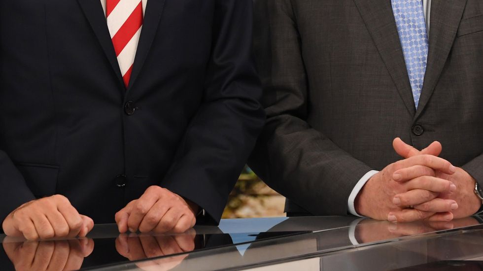 27.10.2019, Thüringen, Erfurt: Die Hände von Mike Mohring (l), CDU-Spitzenkandidat, neben denen von Bodo Ramelow (Die Linke), Ministerpräsident von Thüringen und Spitzenkandidat der Partei für die Landtagswahl, in einem Wahlstudio im Landtag.