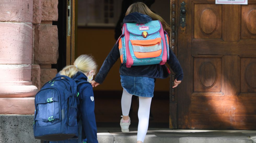 strafarbeit-drittklaesslerin-tuerkisch-kinder-deutschzwang-pausenhof