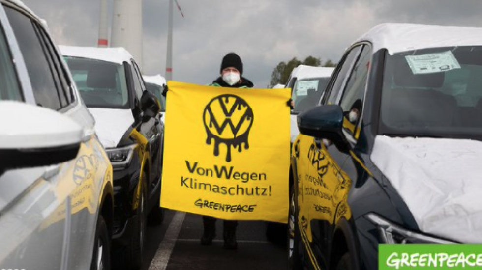 greenpeace-klimaschutz-vw-volkswagen-schluessel-zugspitze-gletscher-emden-verbrenner