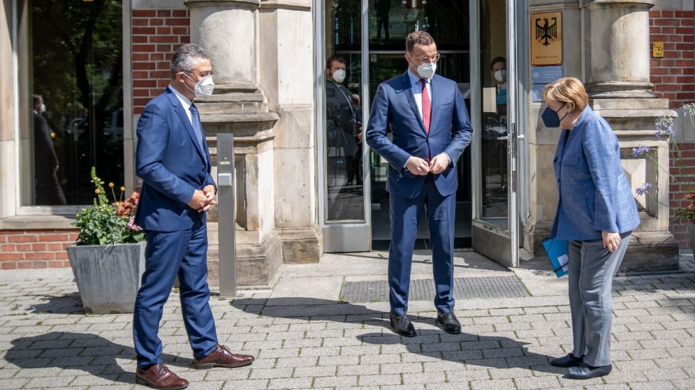 Lothar Wieler (l), Jens Spahn (m), Angela Merkel (r)