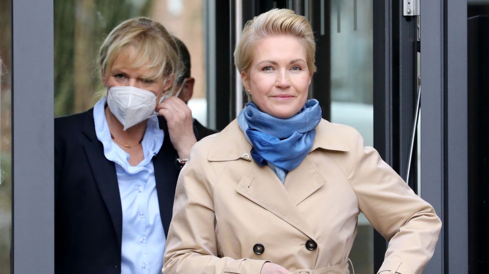 eschreibung Simone Oldenburg (Linke, l), stellvertretende Ministerpräsidentin, und Manuela Schwesig (SPD), Ministerpräsidentin von Mecklenburg-Vorpommern, gehen nach einer Klausurtagung der Landesregierung zu einem Pressetermin.