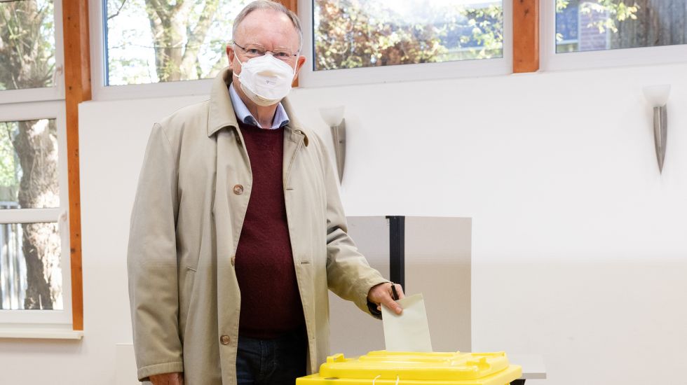 Stephan Weil (SPD), Ministerpräsident Niedersachsen, wirft seinen Stimmzettel in eine Wahlurne bei der Stimmabgabe für die Landtagswahl in Niedersachsen.