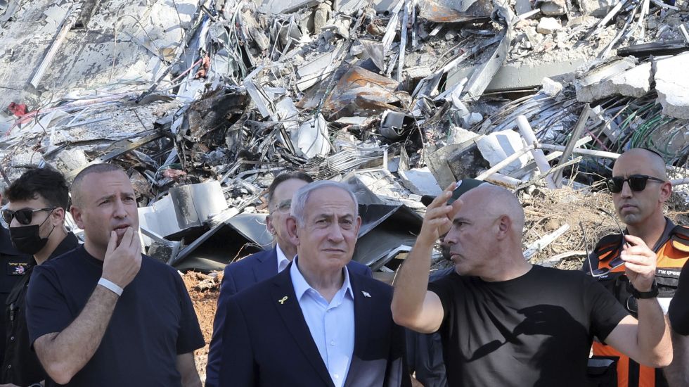 Israels Ministerpräsident Benjamin Netanjahu vor dem zerstörten Gebäude des Weizmann-Instituts in Rehovot