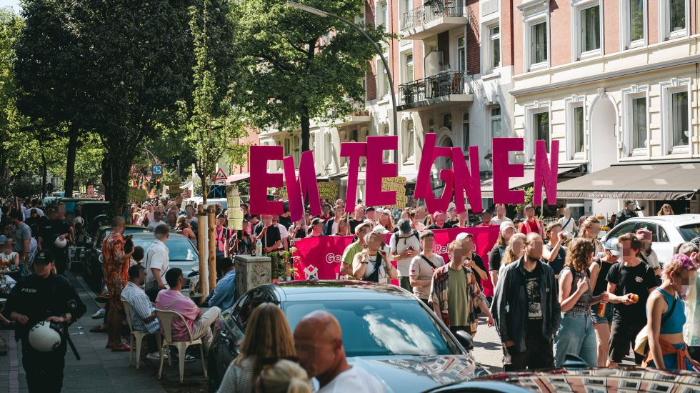 Demonstranten in Berlin halten Schilder mit einzelnen Buchstaben hoch, die das Wort "Enteignen" ergeben