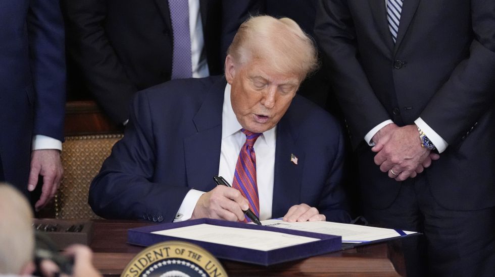 Donald Trump unterzeichnet den GENIUS Act