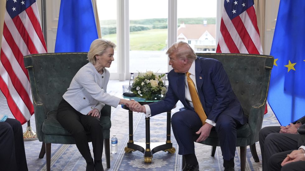 Ursula von der Leyen und Donald Trump schütteln die Hände.