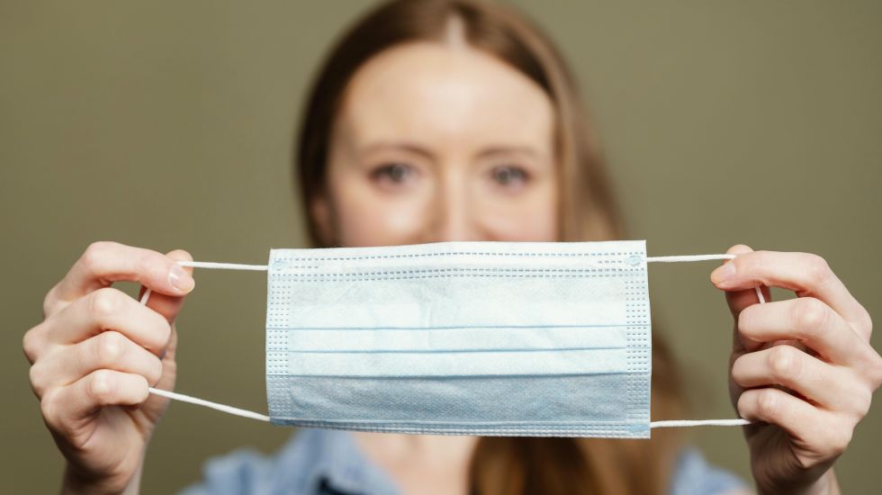 Frau mit chirurgischer Maske